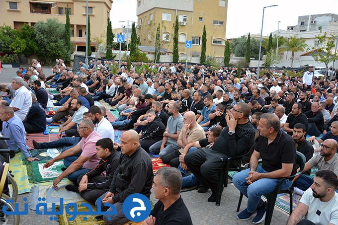اهالي جلجولية يؤدون صلاة عيد الاضحى في ساحة مسجد الروضة في جلجولية 